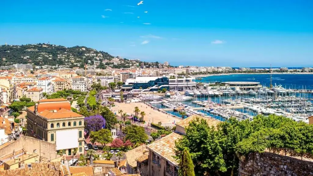 Transfert Cannes – Saint Tropez avec Chauffeur / Azur Limousines Cannes CANNES SUQET AZUR LIMOUSINES min 2