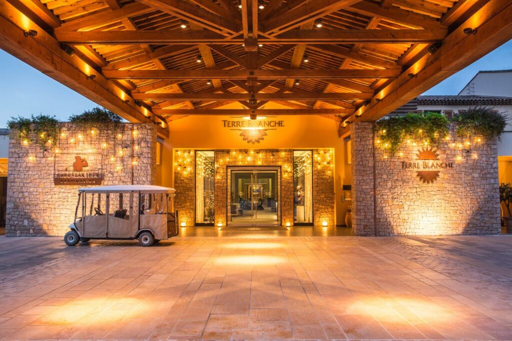 Transfer Terre Blanche Golf - Nice Airport / Azur Limousines Monaco Cannes Terre Blanche Hotel Spa Golf Resort entree hotel min