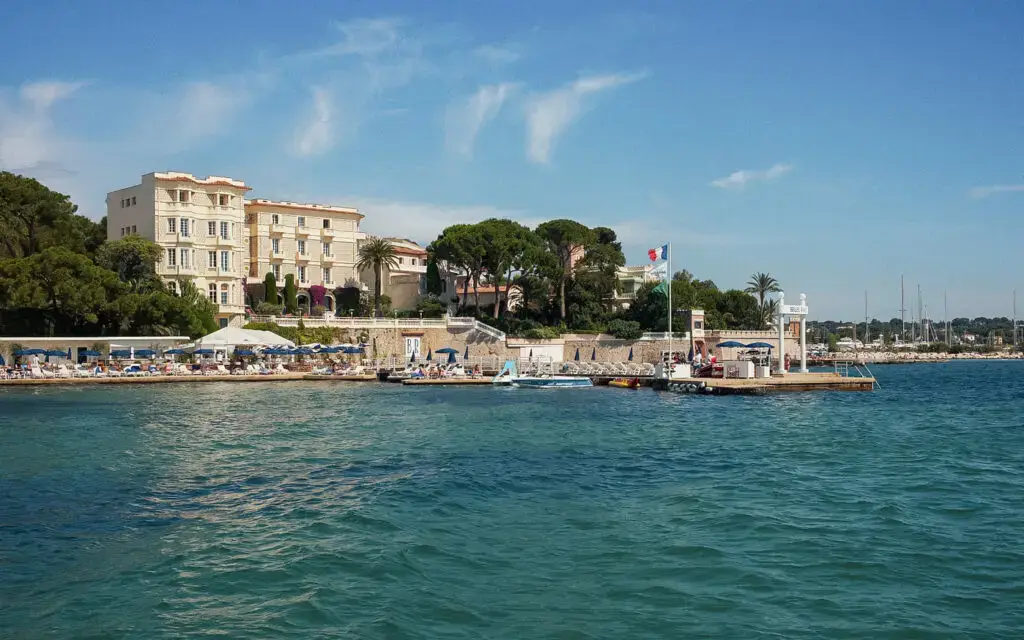 Chauffeur prive Hotel Belles Rives Antibes avec transfert aeroport Nice – Azur Limousines 1
