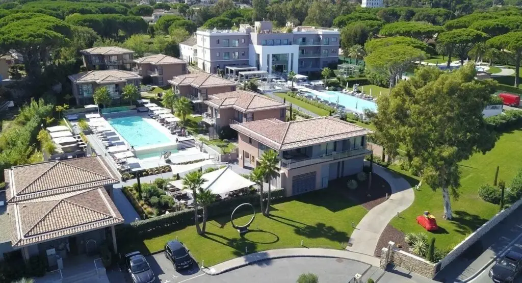 Chauffeur prive Hotel Kube Saint Tropez avec vehicule de luxe Azur Limousines 1