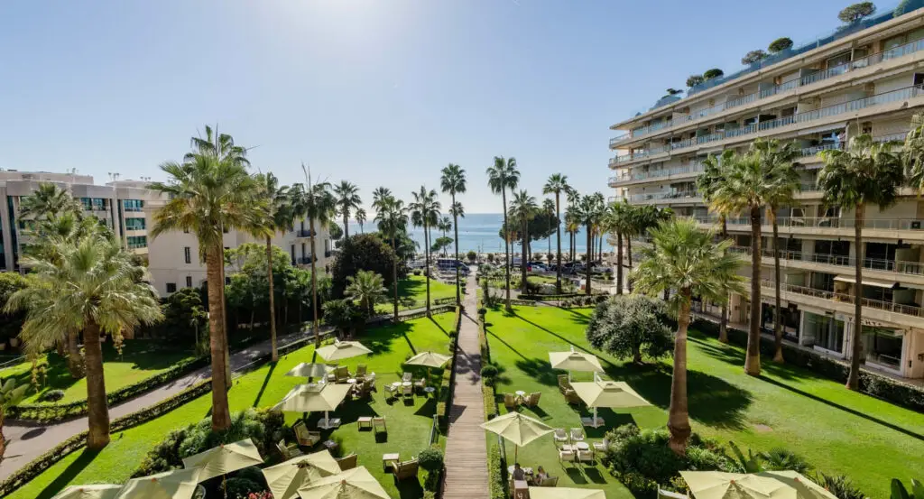 Chauffeur prive Hotel Mondrian Cannes avec transfert aeroport Nice – Azur Limousines 2