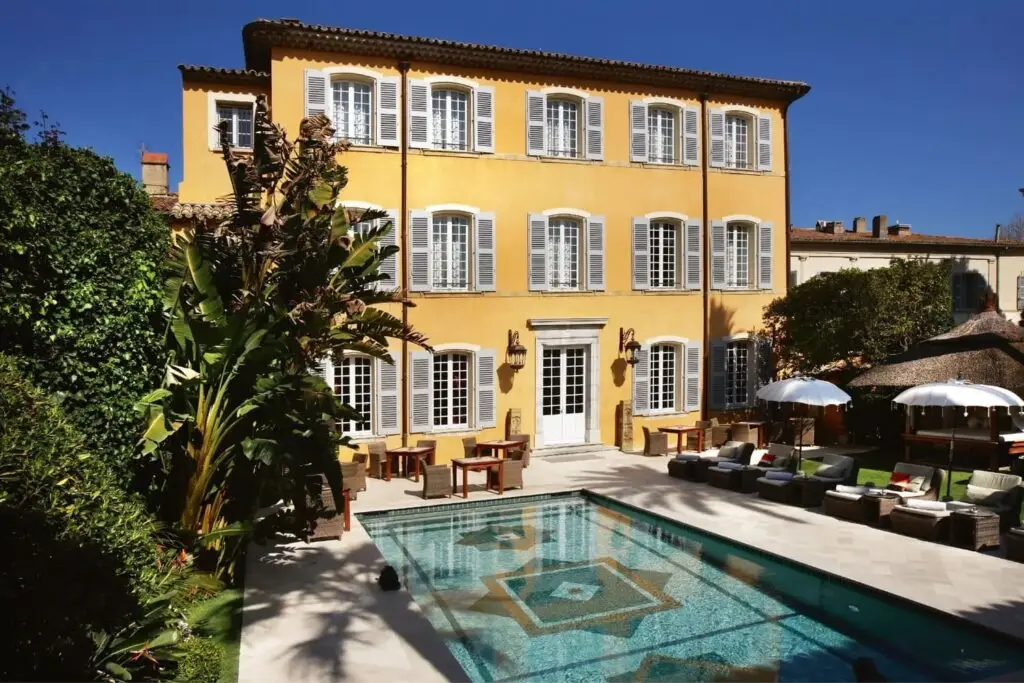 Chauffeur prive Hotel Pan Dei Palais Saint Tropez avec transfert aeroport Nice – Azur Limousines 1