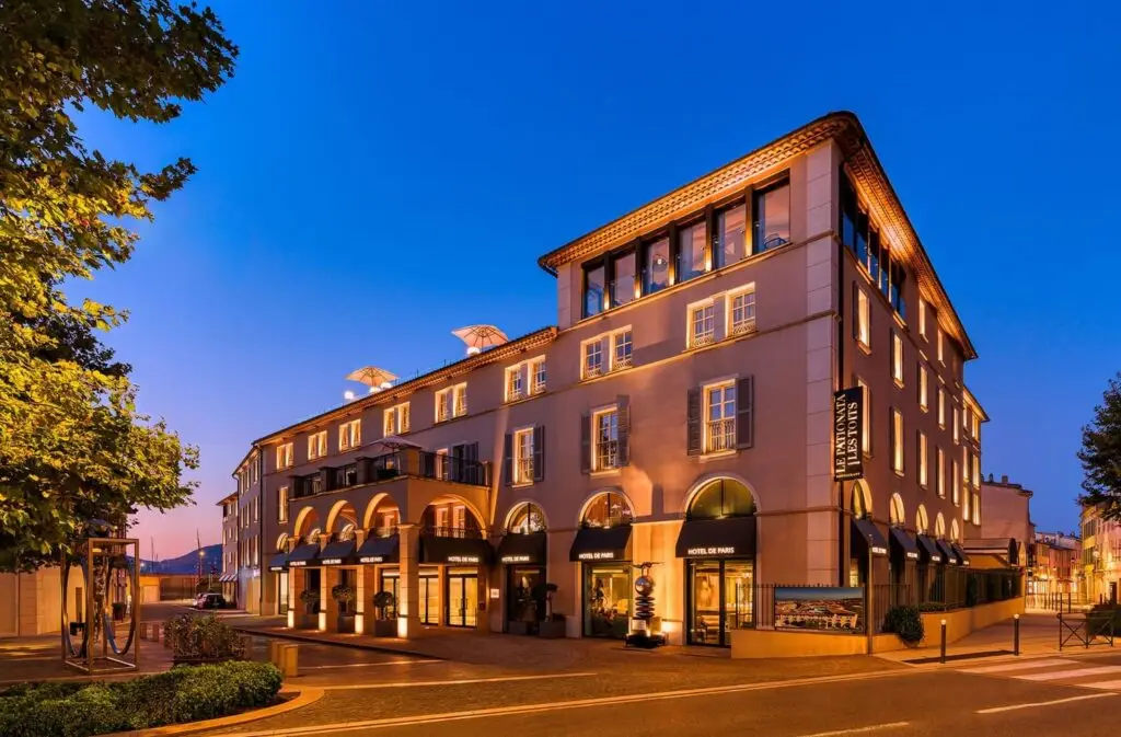Chauffeur prive a lHotel de Paris Saint Tropez avec vehicule de luxe Azur Limousines 1